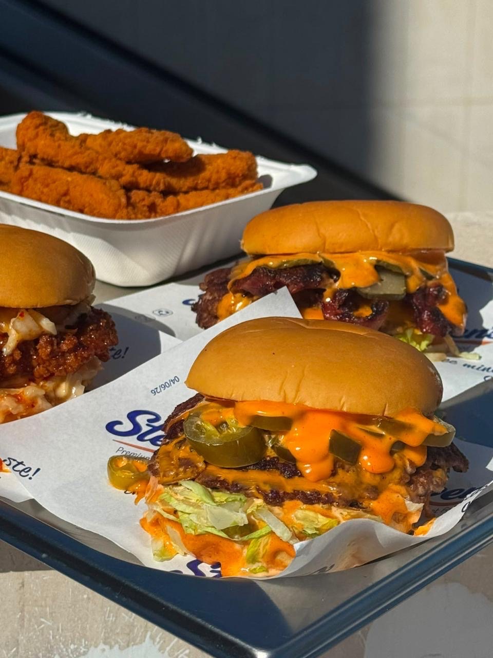 Smash burgers και chicken strips σε δίσκο του Steven's